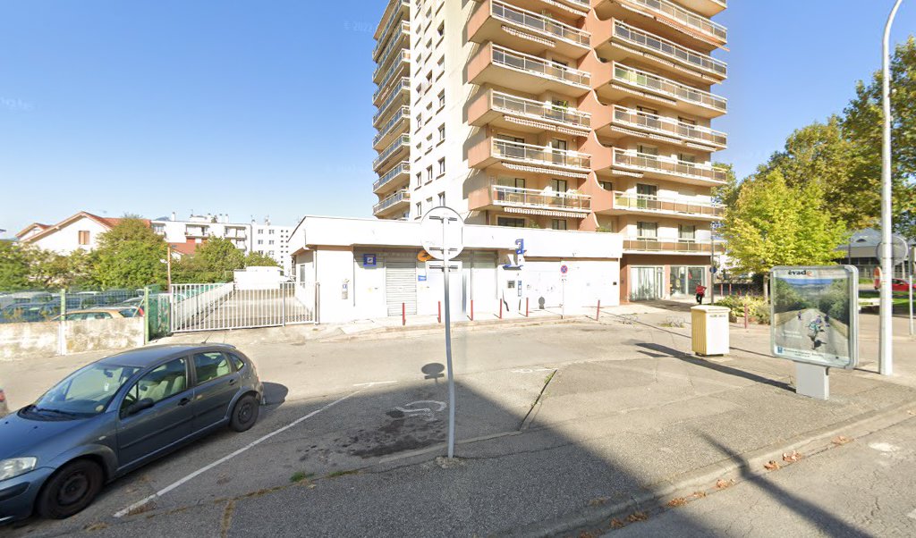 Retrouvez toutes les informations de contacts et horaires d&rsquo;ouverture pour La Poste ECHIROLLES JEAN JAURES situé à Echirolles dans le département Isère (38). Pour effectuer envoyer vos colis (colissimo, chronopost, suivi colis), une gestion bancaire (banque postal, French Bank), votre [&hellip;]