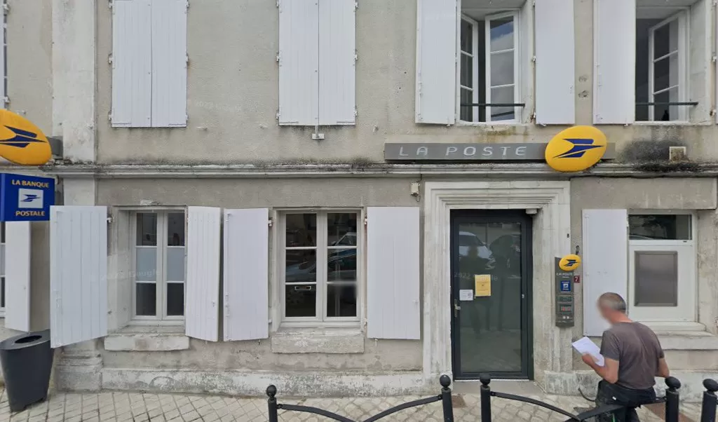 Retrouvez toutes les informations de contacts et horaires d&rsquo;ouverture pour La Poste CHAMPNIERS situé à Champniers dans le département Charente (16). Pour effectuer envoyer vos colis (colissimo, chronopost, suivi colis), une gestion bancaire (banque postal, French Bank), votre courrier (suivi [&hellip;]