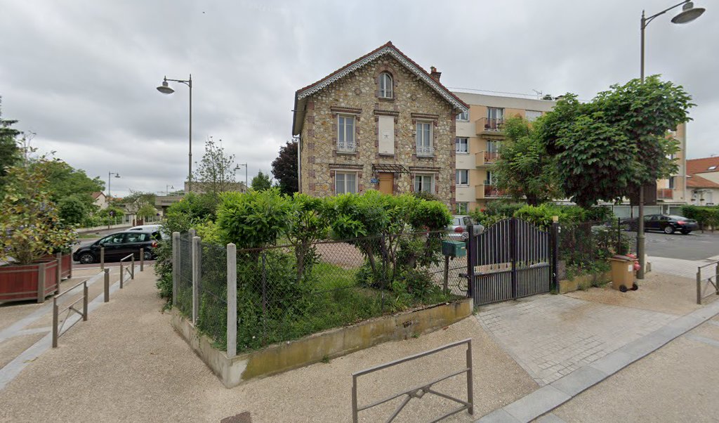 Retrouvez toutes les informations de contacts et horaires d&rsquo;ouverture pour La Poste SAINT PRIX situé à St prix dans le département Val-D&rsquo;Oise (95). Pour effectuer envoyer vos colis (colissimo, chronopost, suivi colis), une gestion bancaire (banque postal, French Bank), votre [&hellip;]