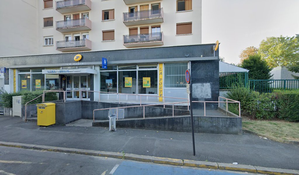 Retrouvez toutes les informations de contacts et horaires d&rsquo;ouverture pour La Poste VITRY MOULIN VERT situé à Vitry sur seine dans le département Val-de-Marne (94). Pour effectuer envoyer vos colis (colissimo, chronopost, suivi colis), une gestion bancaire (banque postal, French [&hellip;]