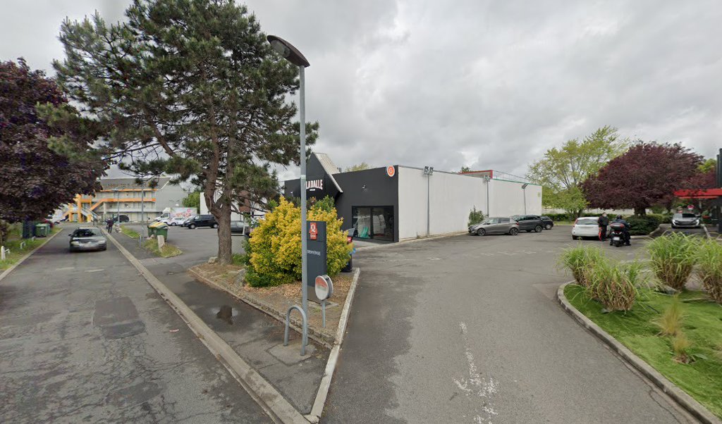 Retrouvez toutes les informations de contacts et horaires d&rsquo;ouverture pour Relais Pickup BAZAR FLEURY situé à Fleury merogis dans le département Essonne (91). Pour effectuer envoyer vos colis (colissimo, chronopost, suivi colis), une gestion bancaire (banque postal, French Bank), votre [&hellip;]