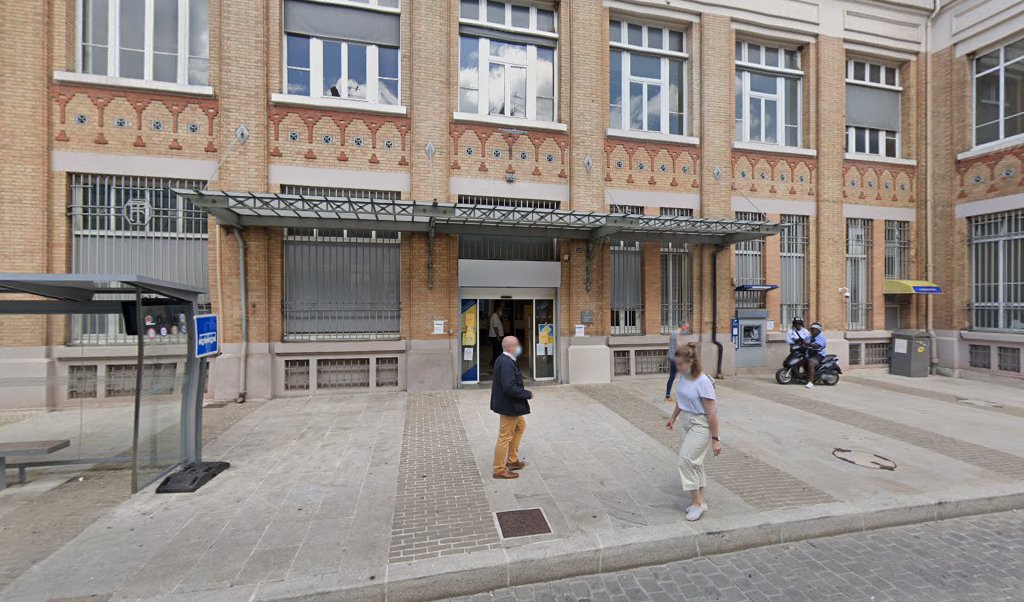 Retrouvez toutes les informations de contacts et horaires d&rsquo;ouverture pour La Poste EVREUX CENTRE situé à Evreux dans le département Eure (27). Pour effectuer envoyer vos colis (colissimo, chronopost, suivi colis), une gestion bancaire (banque postal, French Bank), votre courrier [&hellip;]