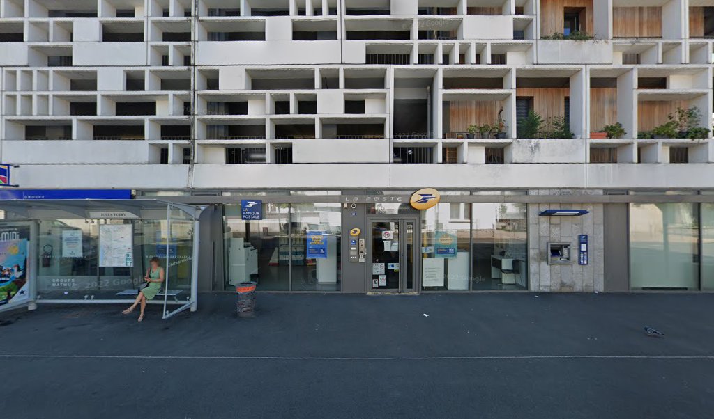 Retrouvez toutes les informations de contacts et horaires d&rsquo;ouverture pour La Poste BAYONNE SAINT ESPRIT situé à Bayonne dans le département Pyrénées Atlantiques (64). Pour effectuer envoyer vos colis (colissimo, chronopost, suivi colis), une gestion bancaire (banque postal, French Bank), [&hellip;]