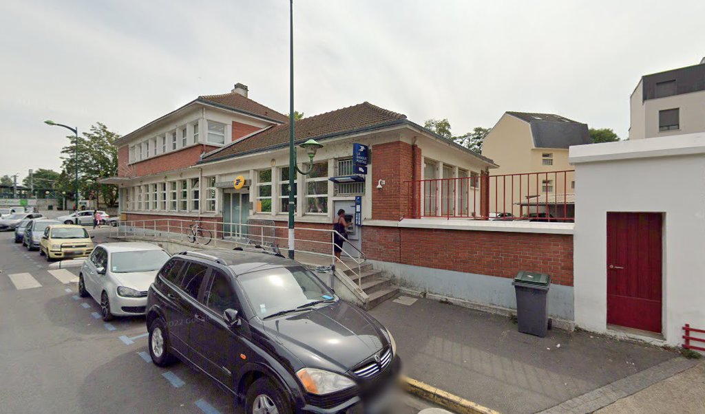 Retrouvez toutes les informations de contacts et horaires d&rsquo;ouverture pour La Poste SEVRAN SPORTISSE situé à Sevran dans le département Seine-Saint-Denis (93). Pour effectuer envoyer vos colis (colissimo, chronopost, suivi colis), une gestion bancaire (banque postal, French Bank), votre courrier [&hellip;]