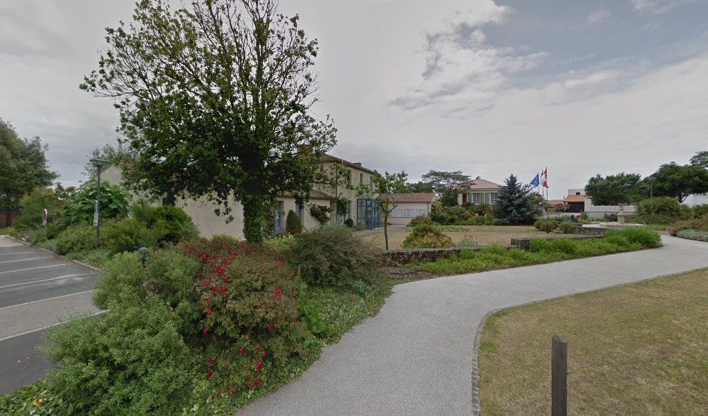 Retrouvez toutes les informations de contacts et horaires d&rsquo;ouverture pour La Poste Agence Communale GIVRAND Mairie situé à Givrand dans le département Vendée (85). Pour effectuer envoyer vos colis (colissimo, chronopost, suivi colis), une gestion bancaire (banque postal, French Bank), [&hellip;]