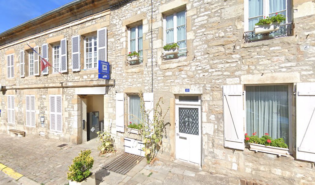 Retrouvez toutes les informations de contacts et horaires d&rsquo;ouverture pour La Poste VEZELAY situé à Vezelay dans le département Yonne (89). Pour effectuer envoyer vos colis (colissimo, chronopost, suivi colis), une gestion bancaire (banque postal, French Bank), votre courrier (suivi [&hellip;]