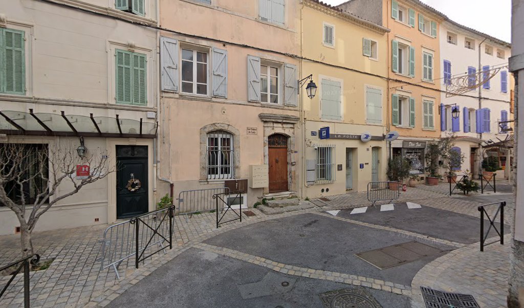 Retrouvez toutes les informations de contacts et horaires d&rsquo;ouverture pour La Poste LA CADIERE D AZUR situé à La cadiere d azur dans le département Var (83). Pour effectuer envoyer vos colis (colissimo, chronopost, suivi colis), une gestion bancaire (banque [&hellip;]