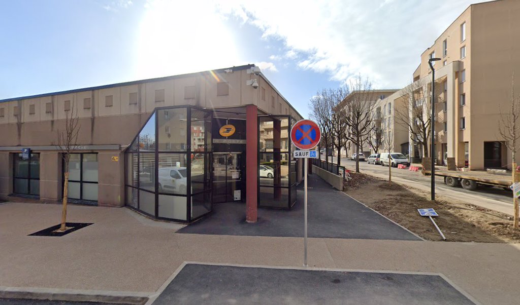 Retrouvez toutes les informations de contacts et horaires d&rsquo;ouverture pour La Poste L ISLE D ABEAU situé à L isle d abeau dans le département Isère (38). Pour effectuer envoyer vos colis (colissimo, chronopost, suivi colis), une gestion bancaire (banque [&hellip;]