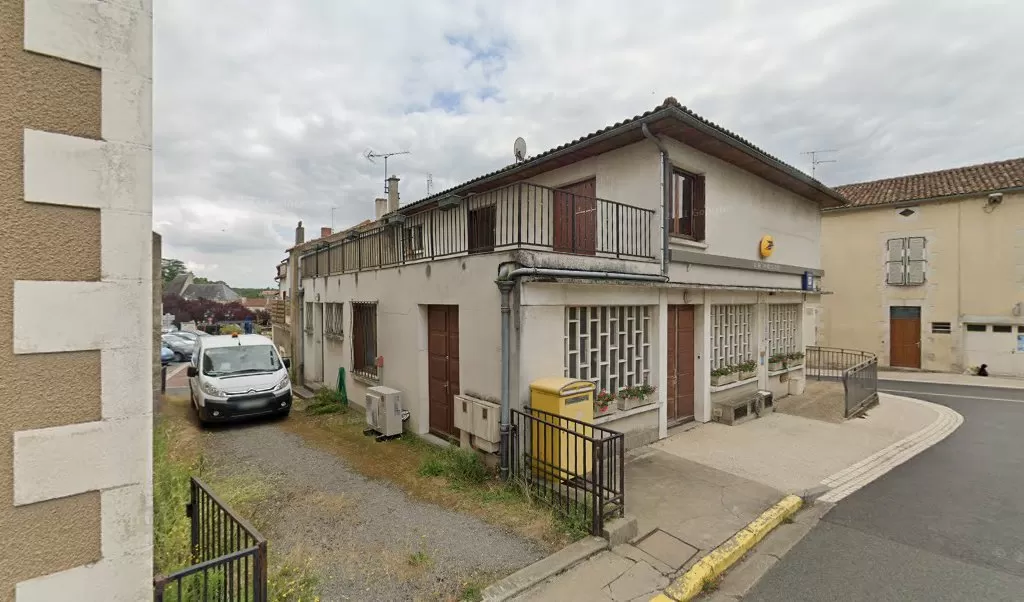 Retrouvez toutes les informations de contacts et horaires d&rsquo;ouverture pour La Poste VERRIERES situé à Verrieres dans le département Vienne (86). Pour effectuer envoyer vos colis (colissimo, chronopost, suivi colis), une gestion bancaire (banque postal, French Bank), votre courrier (suivi [&hellip;]
