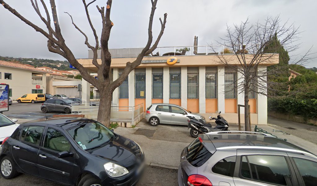 Retrouvez toutes les informations de contacts et horaires d&rsquo;ouverture pour La Poste OLLIOULES situé à Ollioules dans le département Var (83). Pour effectuer envoyer vos colis (colissimo, chronopost, suivi colis), une gestion bancaire (banque postal, French Bank), votre courrier (suivi [&hellip;]