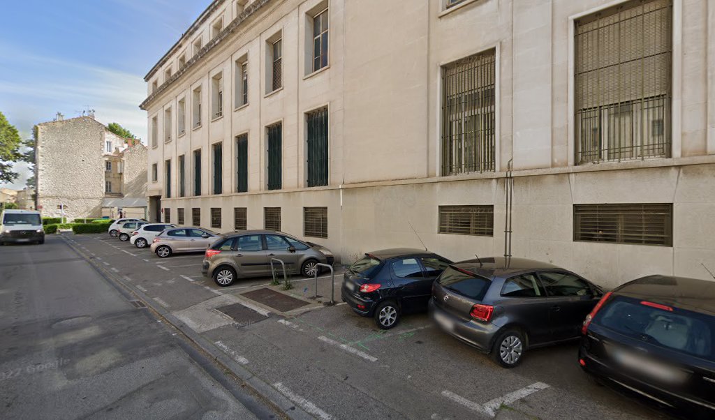 Retrouvez toutes les informations de contacts et horaires d&rsquo;ouverture pour La Poste AVIGNON REPUBLIQUE situé à Avignon dans le département Vaucluse (84). Pour effectuer envoyer vos colis (colissimo, chronopost, suivi colis), une gestion bancaire (banque postal, French Bank), votre courrier [&hellip;]