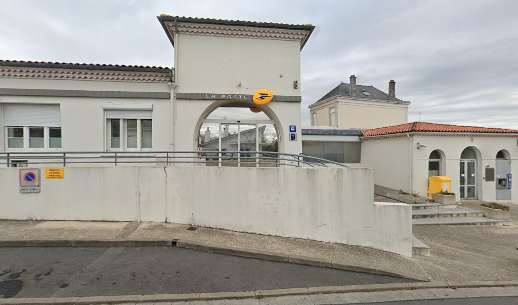 Retrouvez toutes les informations de contacts et horaires d&rsquo;ouverture pour La Poste VAUX SUR MER situé à Vaux sur mer dans le département Charente-Maritime (17). Pour effectuer envoyer vos colis (colissimo, chronopost, suivi colis), une gestion bancaire (banque postal, French [&hellip;]