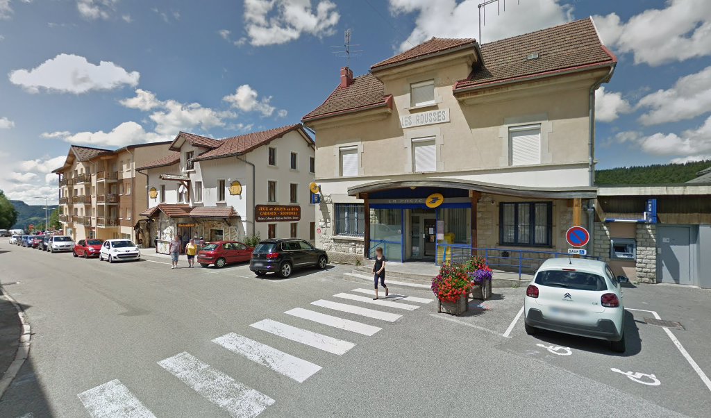 Retrouvez toutes les informations de contacts et horaires d&rsquo;ouverture pour La Poste LES ROUSSES situé à Les rousses dans le département Jura (39). Pour effectuer envoyer vos colis (colissimo, chronopost, suivi colis), une gestion bancaire (banque postal, French Bank), votre [&hellip;]