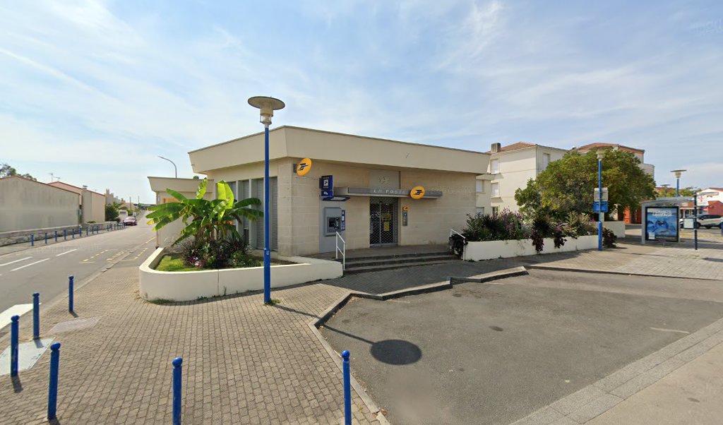 Retrouvez toutes les informations de contacts et horaires d&rsquo;ouverture pour La Poste SAINT HILAIRE DE RIEZ situé à St hilaire de riez dans le département Vendée (85). Pour effectuer envoyer vos colis (colissimo, chronopost, suivi colis), une gestion bancaire (banque [&hellip;]