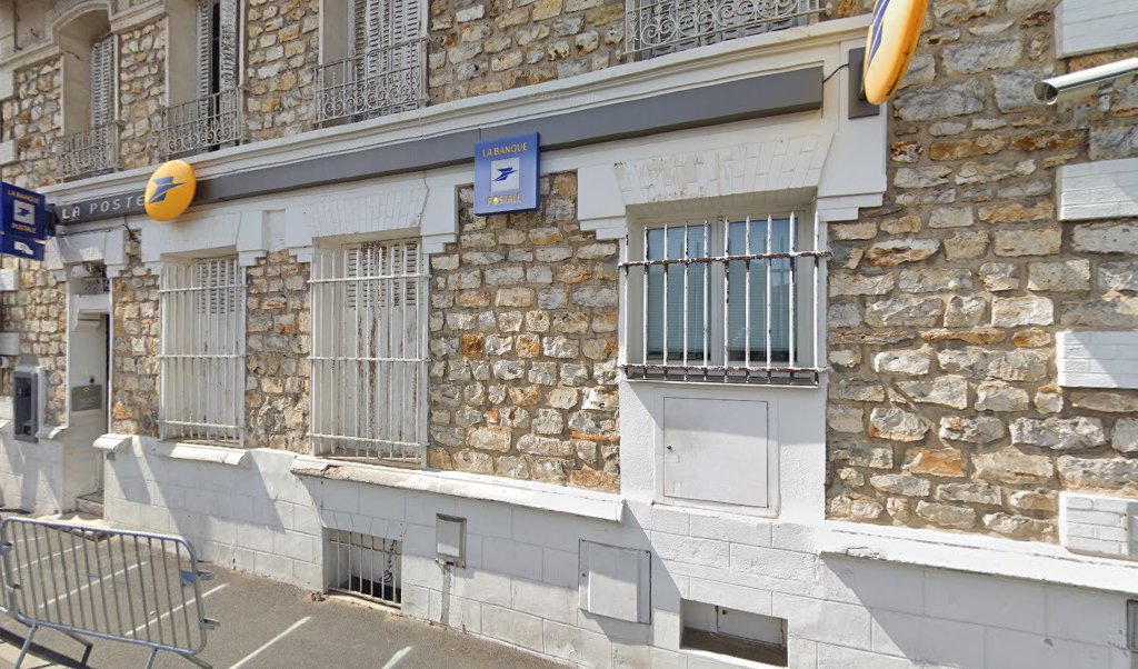 Retrouvez toutes les informations de contacts et horaires d&rsquo;ouverture pour La Poste GROSLAY situé à Groslay dans le département Val-D&rsquo;Oise (95). Pour effectuer envoyer vos colis (colissimo, chronopost, suivi colis), une gestion bancaire (banque postal, French Bank), votre courrier (suivi [&hellip;]