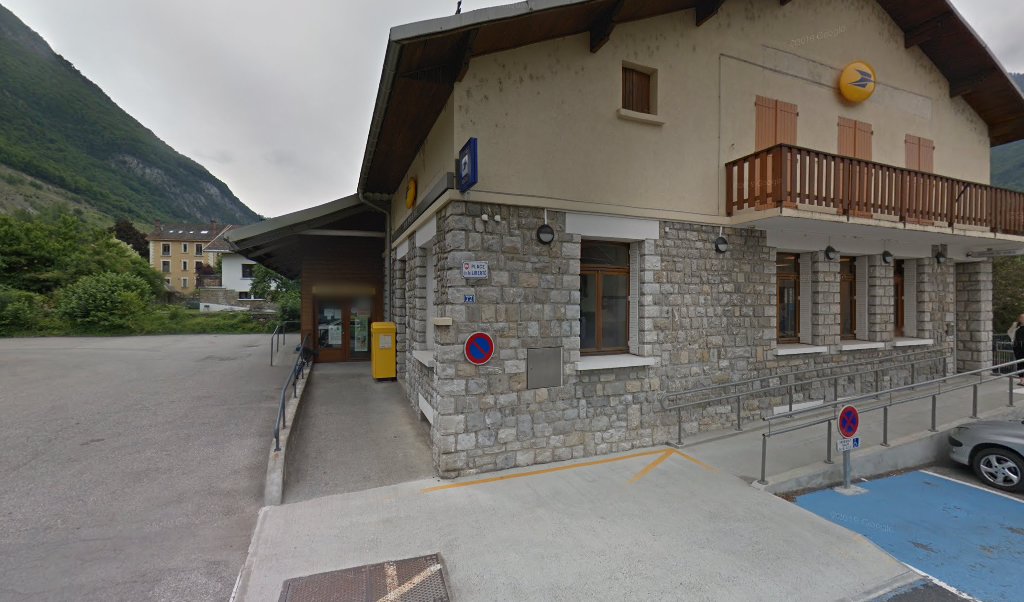 Retrouvez toutes les informations de contacts et horaires d&rsquo;ouverture pour La Poste AIGUEBLANCHE situé à Aigueblanche dans le département Savoie (73). Pour effectuer envoyer vos colis (colissimo, chronopost, suivi colis), une gestion bancaire (banque postal, French Bank), votre courrier (suivi [&hellip;]
