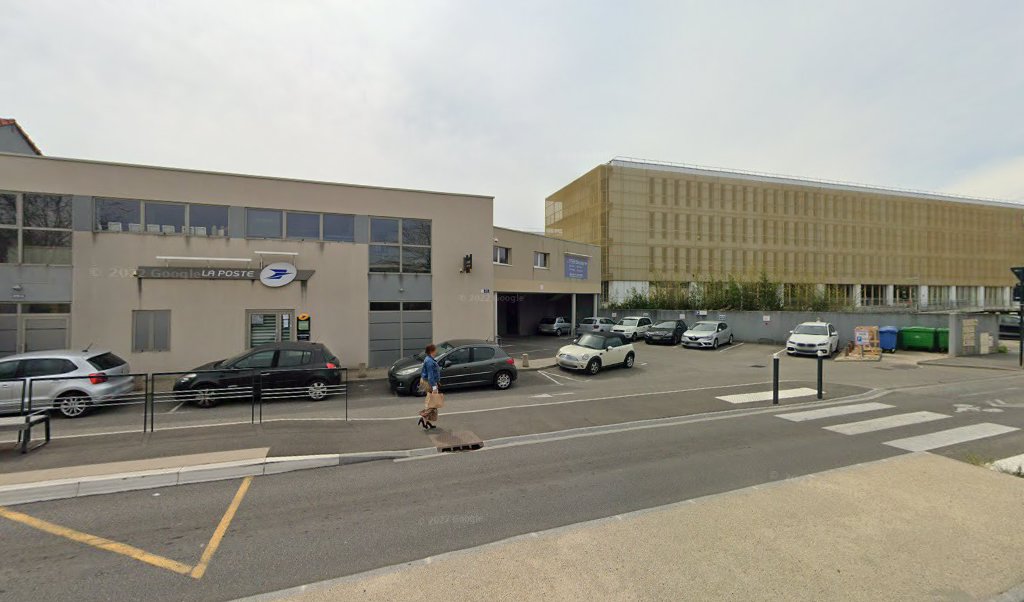 Retrouvez toutes les informations de contacts et horaires d&rsquo;ouverture pour La Poste Espace Clients Pro AVIGNON AGROPARC PSE situé à Avignon dans le département Vaucluse (84). Pour effectuer envoyer vos colis (colissimo, chronopost, suivi colis), une gestion bancaire (banque postal, [&hellip;]