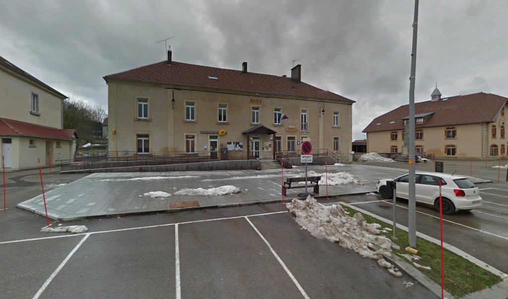 Retrouvez toutes les informations de contacts et horaires d&rsquo;ouverture pour La Poste Agence Communale LES FOURGS Mairie situé à Les fourgs dans le département Doubs (25). Pour effectuer envoyer vos colis (colissimo, chronopost, suivi colis), une gestion bancaire (banque postal, [&hellip;]