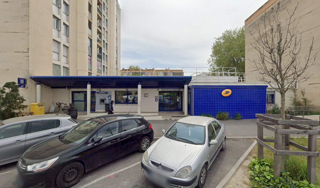 Retrouvez toutes les informations de contacts et horaires d&rsquo;ouverture pour La Poste AVIGNON LES OLIVADES situé à Avignon dans le département Vaucluse (84). Pour effectuer envoyer vos colis (colissimo, chronopost, suivi colis), une gestion bancaire (banque postal, French Bank), votre [&hellip;]