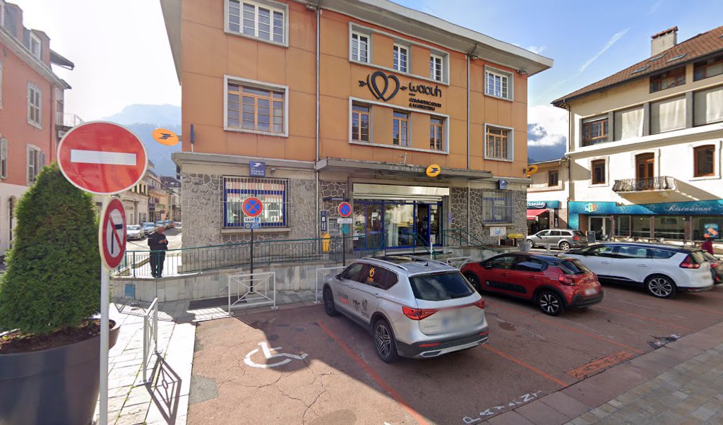 Retrouvez toutes les informations de contacts et horaires d&rsquo;ouverture pour La Poste CLUSES DE GAULLE situé à Cluses dans le département Haute-Savoie (74). Pour effectuer envoyer vos colis (colissimo, chronopost, suivi colis), une gestion bancaire (banque postal, French Bank), votre [&hellip;]