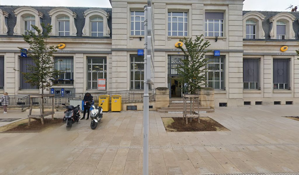 Retrouvez toutes les informations de contacts et horaires d&rsquo;ouverture pour La Poste CHOISY LE ROI situé à Choisy le roi dans le département Val-de-Marne (94). Pour effectuer envoyer vos colis (colissimo, chronopost, suivi colis), une gestion bancaire (banque postal, French [&hellip;]