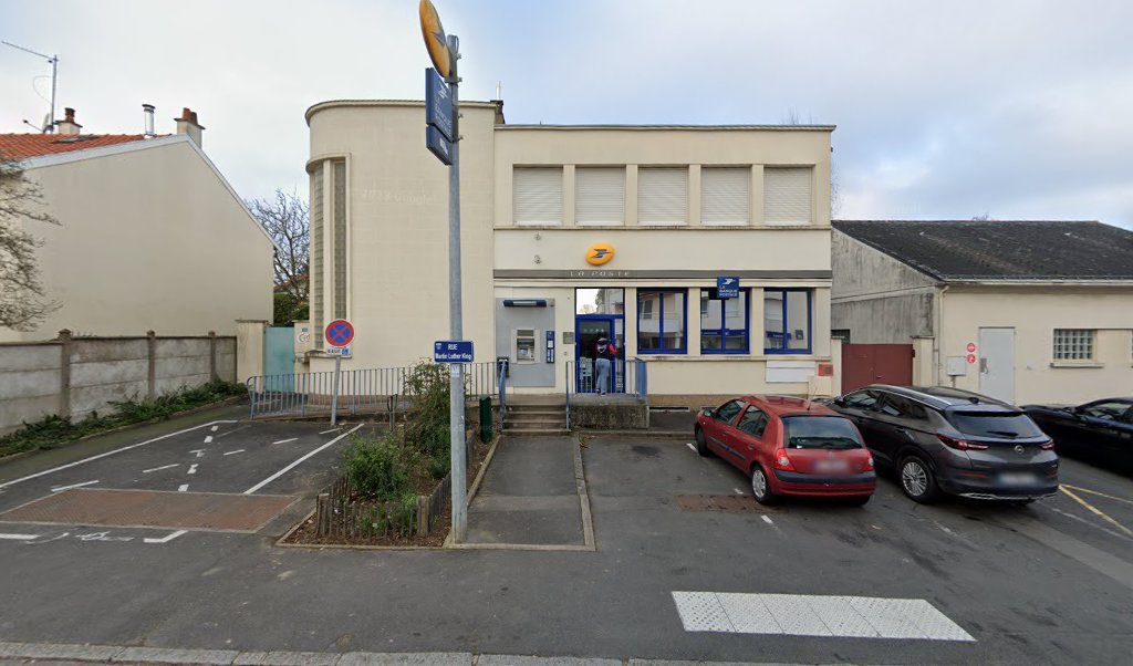 Retrouvez toutes les informations de contacts et horaires d&rsquo;ouverture pour La Poste LA CHAPELLE SUR ERDRE situé à La chapelle sur erdre dans le département Loire-Atlantique (44). Pour effectuer envoyer vos colis (colissimo, chronopost, suivi colis), une gestion bancaire (banque [&hellip;]