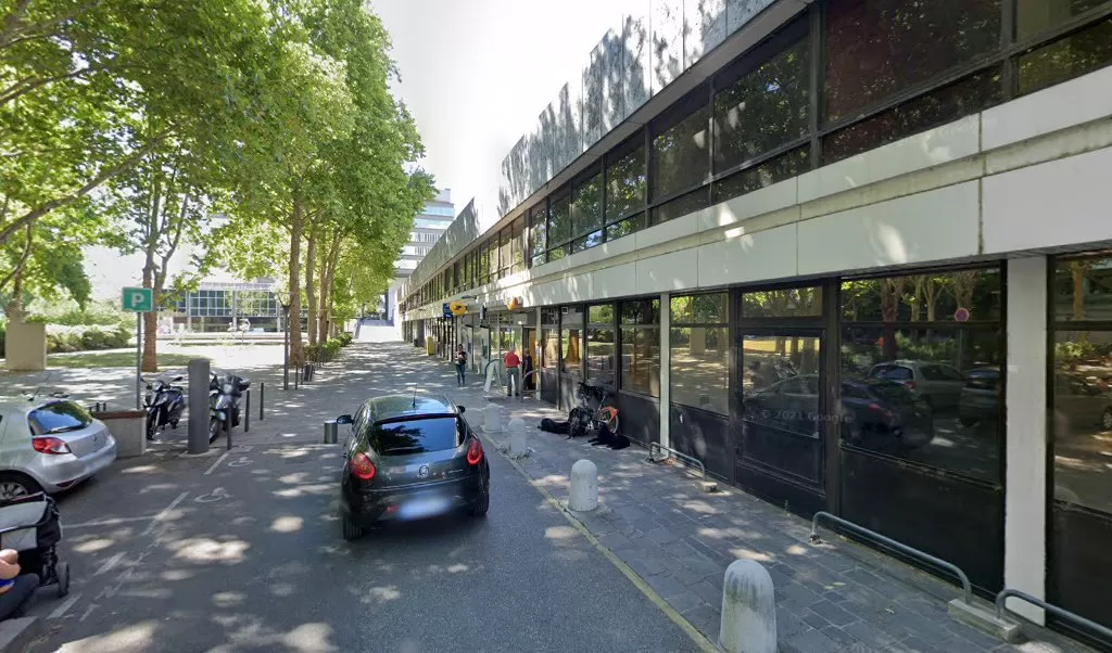 Retrouvez toutes les informations de contacts et horaires d&rsquo;ouverture pour La Poste LYON PART DIEU situé à Lyon dans le département Rhône (69). Pour effectuer envoyer vos colis (colissimo, chronopost, suivi colis), une gestion bancaire (banque postal, French Bank), votre [&hellip;]