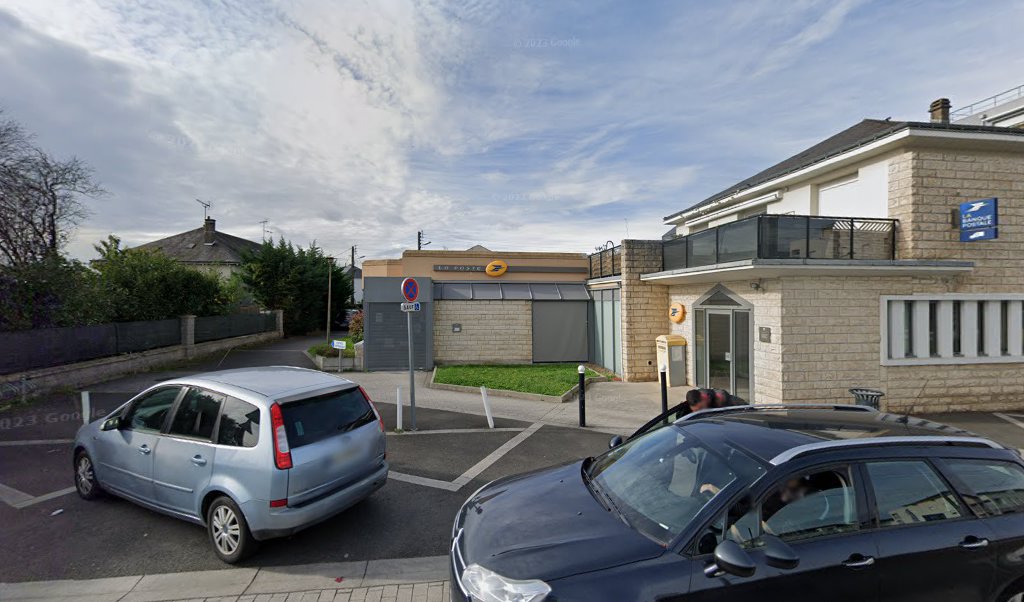 Retrouvez toutes les informations de contacts et horaires d&rsquo;ouverture pour La Poste AVRILLE situé à Avrille dans le département Maine-et-Loire (49). Pour effectuer envoyer vos colis (colissimo, chronopost, suivi colis), une gestion bancaire (banque postal, French Bank), votre courrier (suivi [&hellip;]