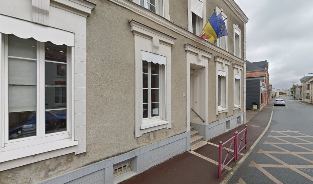 Retrouvez toutes les informations de contacts et horaires d&rsquo;ouverture pour La Poste Agence Communale BEGROLLES EN MAUGES Mairie situé à Begrolles en mauges dans le département Maine-et-Loire (49). Pour effectuer envoyer vos colis (colissimo, chronopost, suivi colis), une gestion bancaire [&hellip;]
