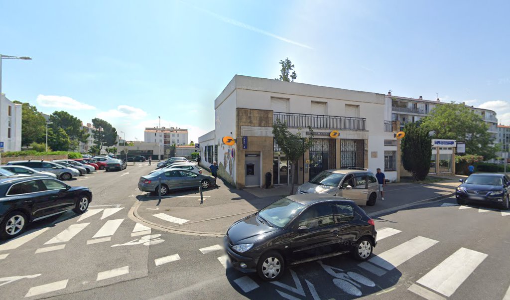 Retrouvez toutes les informations de contacts et horaires d&rsquo;ouverture pour La Poste PERPIGNAN MOULIN A VENT situé à Perpignan dans le département Pyrénées-Orientales (66). Pour effectuer envoyer vos colis (colissimo, chronopost, suivi colis), une gestion bancaire (banque postal, French Bank), [&hellip;]