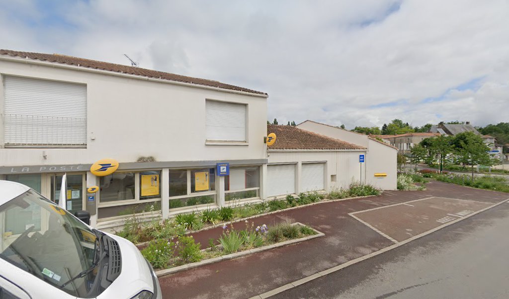 Retrouvez toutes les informations de contacts et horaires d&rsquo;ouverture pour La Poste MAREUIL SUR LAY DISSAIS situé à Mareuil sur lay dissais dans le département Vendée (85). Pour effectuer envoyer vos colis (colissimo, chronopost, suivi colis), une gestion bancaire (banque [&hellip;]
