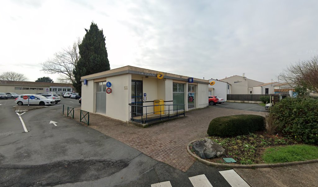 Retrouvez toutes les informations de contacts et horaires d&rsquo;ouverture pour La Poste SAINT XANDRE situé à St xandre dans le département Charente-Maritime (17). Pour effectuer envoyer vos colis (colissimo, chronopost, suivi colis), une gestion bancaire (banque postal, French Bank), votre [&hellip;]