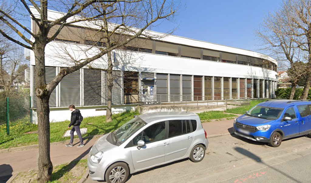 Retrouvez toutes les informations de contacts et horaires d&rsquo;ouverture pour La Poste SAINT CLOUD PRINCIPAL situé à Saint-cloud dans le département Hauts-de-Seine (92). Pour effectuer envoyer vos colis (colissimo, chronopost, suivi colis), une gestion bancaire (banque postal, French Bank), votre [&hellip;]