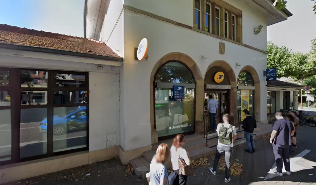 Retrouvez toutes les informations de contacts et horaires d&rsquo;ouverture pour La Poste STRASBOURG ROBERTSAU situé à Strasbourg dans le département Bas-Rhin (67). Pour effectuer envoyer vos colis (colissimo, chronopost, suivi colis), une gestion bancaire (banque postal, French Bank), votre courrier [&hellip;]