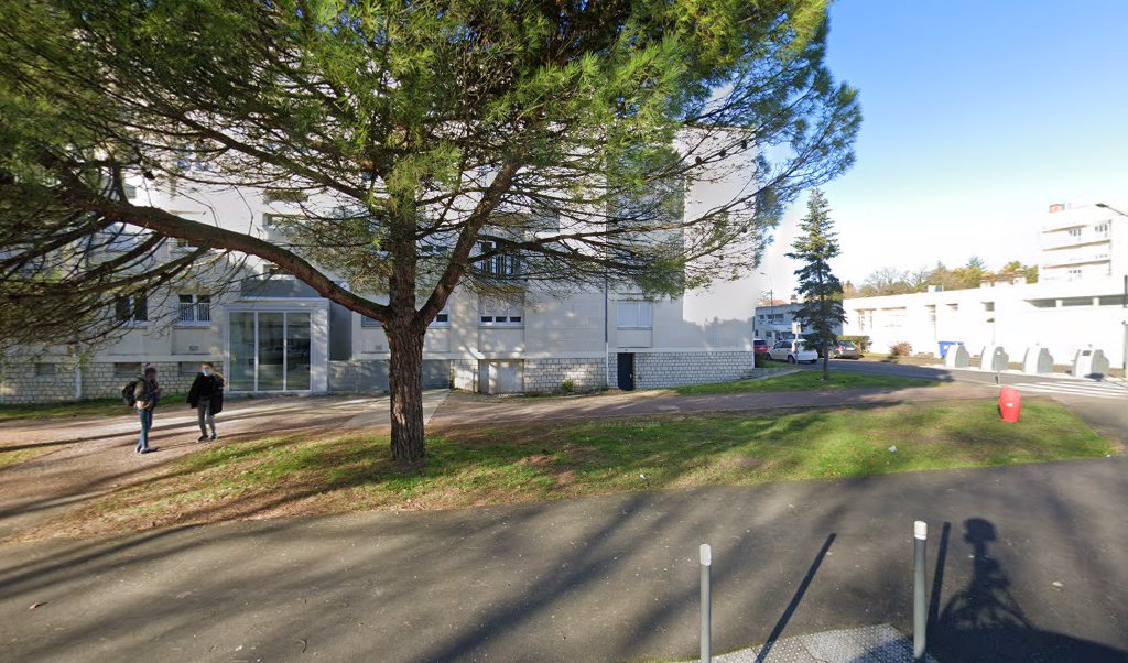 Retrouvez toutes les informations de contacts et horaires d&rsquo;ouverture pour La Poste SAINTES BELLEVUE situé à Saintes dans le département Charente-Maritime (17). Pour effectuer envoyer vos colis (colissimo, chronopost, suivi colis), une gestion bancaire (banque postal, French Bank), votre courrier [&hellip;]