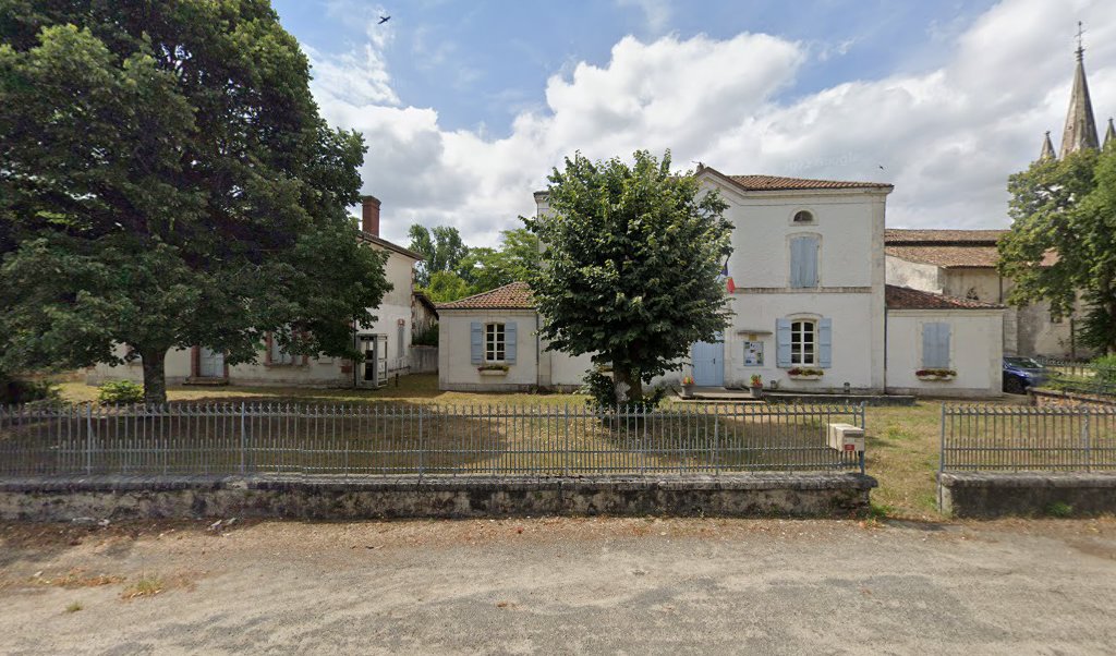 Retrouvez toutes les informations de contacts et horaires d&rsquo;ouverture pour La Poste Agence Communale COMMENSACQ Mairie situé à Commensacq dans le département Landes (40). Pour effectuer envoyer vos colis (colissimo, chronopost, suivi colis), une gestion bancaire (banque postal, French Bank), [&hellip;]