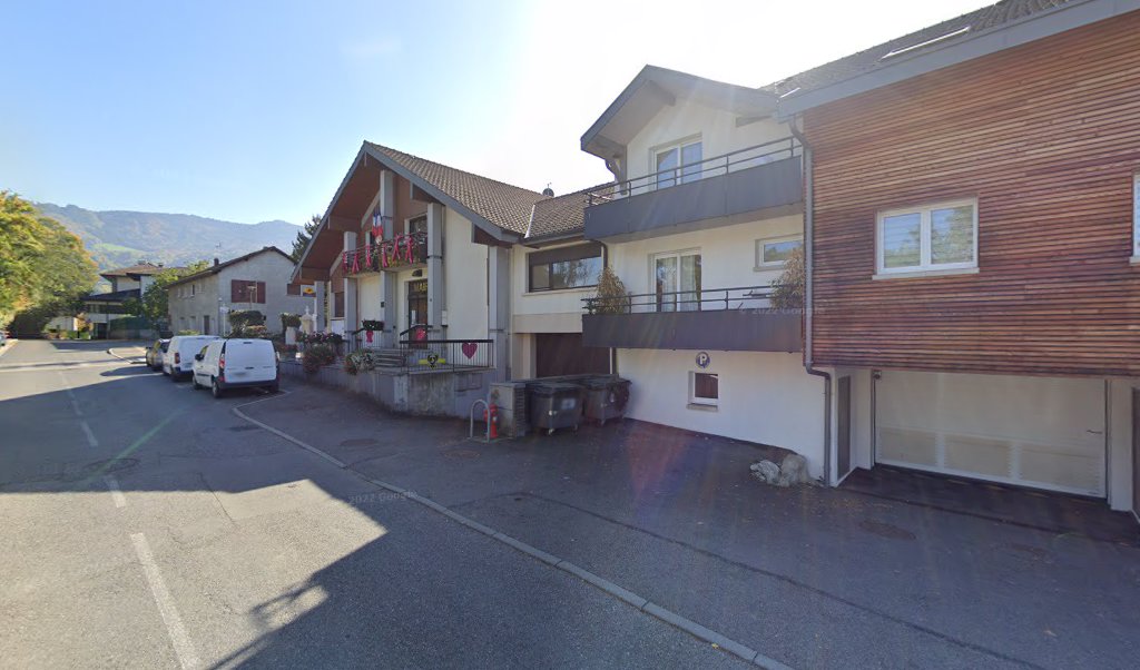 Retrouvez toutes les informations de contacts et horaires d&rsquo;ouverture pour La Poste Agence Communale PERRIGNIER Mairie situé à Perrignier dans le département Haute-Savoie (74). Pour effectuer envoyer vos colis (colissimo, chronopost, suivi colis), une gestion bancaire (banque postal, French Bank), [&hellip;]