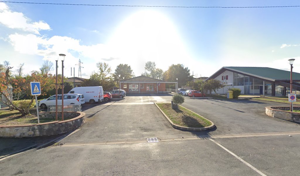 Retrouvez toutes les informations de contacts et horaires d&rsquo;ouverture pour La Poste Agence Communale LAFOX Mairie situé à Lafox dans le département Lot-et-Garonne (47). Pour effectuer envoyer vos colis (colissimo, chronopost, suivi colis), une gestion bancaire (banque postal, French Bank), [&hellip;]