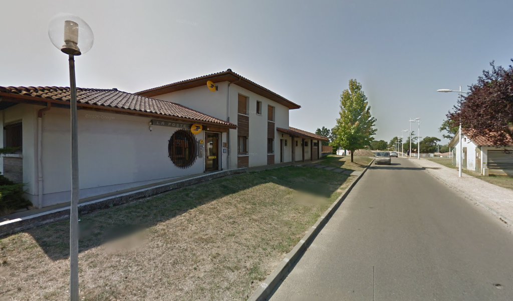 Retrouvez toutes les informations de contacts et horaires d&rsquo;ouverture pour La Poste SAINT PIERRE DU MONT situé à St pierre du mont dans le département Landes (40). Pour effectuer envoyer vos colis (colissimo, chronopost, suivi colis), une gestion bancaire (banque [&hellip;]