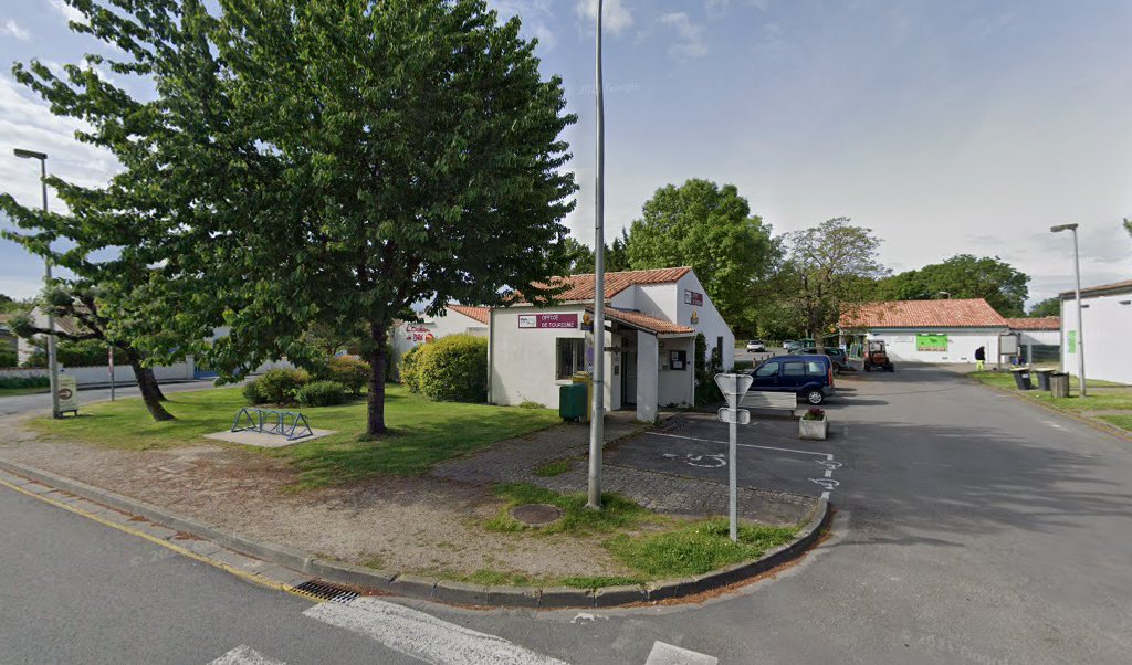 Retrouvez toutes les informations de contacts et horaires d&rsquo;ouverture pour La Poste Agence Communale MORNAC SUR SEUDRE Mairie situé à Mornac sur seudre dans le département Charente-Maritime (17). Pour effectuer envoyer vos colis (colissimo, chronopost, suivi colis), une gestion bancaire [&hellip;]