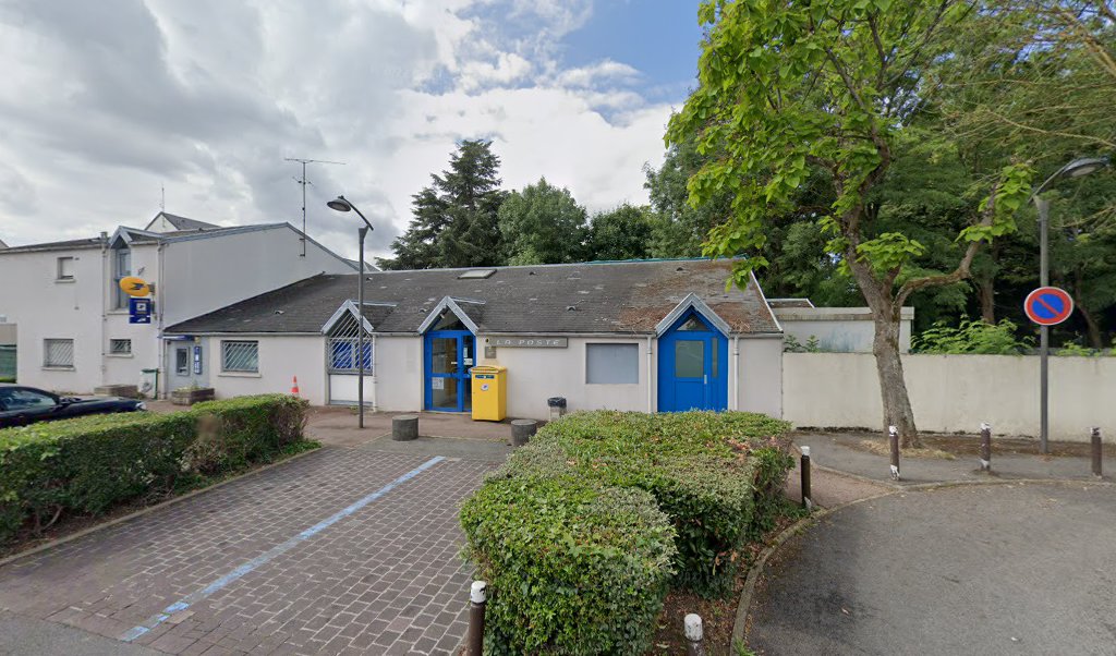 Retrouvez toutes les informations de contacts et horaires d&rsquo;ouverture pour La Poste EMERAINVILLE situé à Emerainville dans le département Seine-et-Marne (77). Pour effectuer envoyer vos colis (colissimo, chronopost, suivi colis), une gestion bancaire (banque postal, French Bank), votre courrier (suivi [&hellip;]