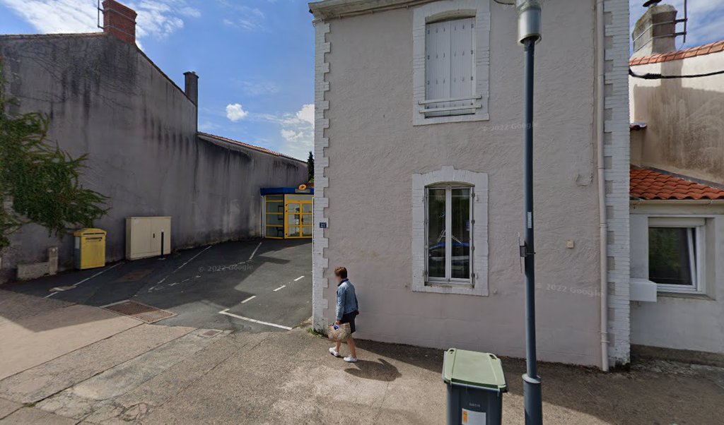 Retrouvez toutes les informations de contacts et horaires d&rsquo;ouverture pour La Poste Agence Communale LES BROUZILS Mairie situé à Les brouzils dans le département Vendée (85). Pour effectuer envoyer vos colis (colissimo, chronopost, suivi colis), une gestion bancaire (banque postal, [&hellip;]