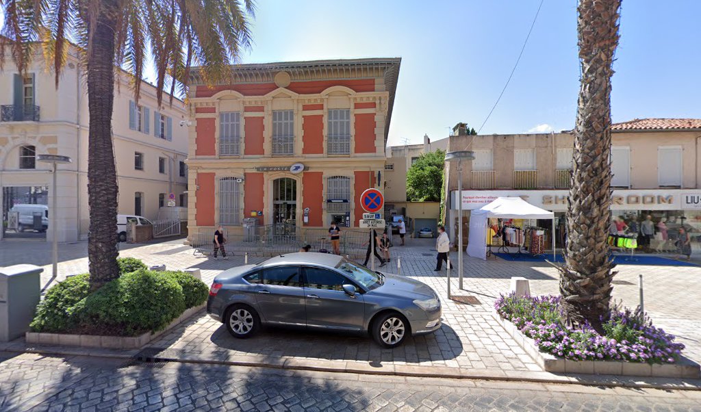 Retrouvez toutes les informations de contacts et horaires d&rsquo;ouverture pour La Poste HYERES HOTEL DE VILLE situé à Hyeres dans le département Var (83). Pour effectuer envoyer vos colis (colissimo, chronopost, suivi colis), une gestion bancaire (banque postal, French Bank), [&hellip;]