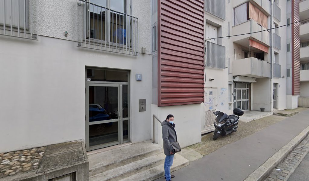 Retrouvez toutes les informations de contacts et horaires d&rsquo;ouverture pour La Poste LYON GRAND TROU situé à Lyon dans le département Rhône (69). Pour effectuer envoyer vos colis (colissimo, chronopost, suivi colis), une gestion bancaire (banque postal, French Bank), votre [&hellip;]