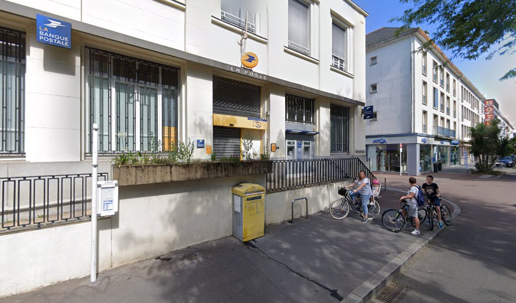 Retrouvez toutes les informations de contacts et horaires d&rsquo;ouverture pour La Poste SAINT NAZAIRE REPUBLIQUE situé à St nazaire dans le département Loire-Atlantique (44). Pour effectuer envoyer vos colis (colissimo, chronopost, suivi colis), une gestion bancaire (banque postal, French Bank), [&hellip;]