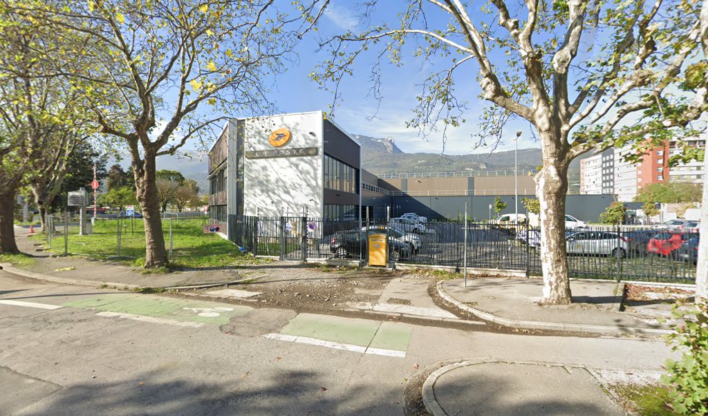 Retrouvez toutes les informations de contacts et horaires d&rsquo;ouverture pour La Poste Agence Colissimo AGENCE COLIS GRENOBLE situé à Grenoble dans le département Isère (38). Pour effectuer envoyer vos colis (colissimo, chronopost, suivi colis), une gestion bancaire (banque postal, French [&hellip;]