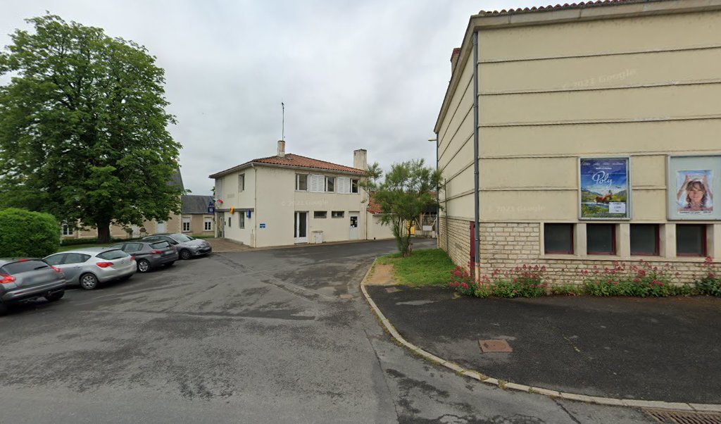 Retrouvez toutes les informations de contacts et horaires d&rsquo;ouverture pour La Poste L ISLE JOURDAIN situé à L isle jourdain dans le département Vienne (86). Pour effectuer envoyer vos colis (colissimo, chronopost, suivi colis), une gestion bancaire (banque postal, French [&hellip;]