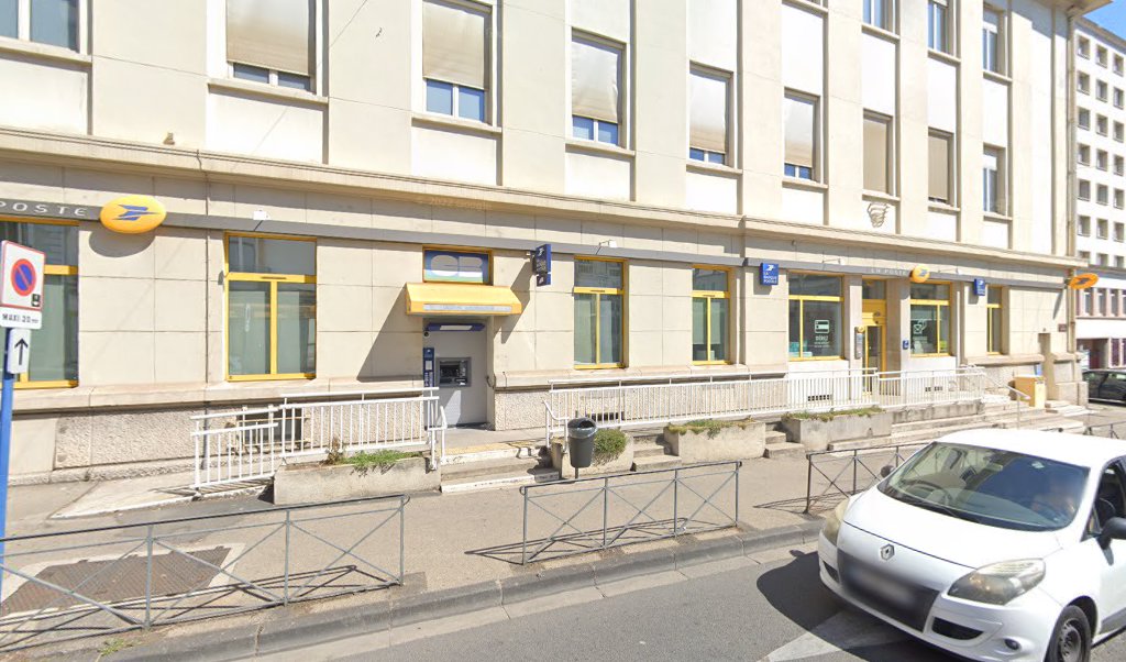 Retrouvez toutes les informations de contacts et horaires d&rsquo;ouverture pour La Poste SAINT CHAMOND PRINCIPAL situé à St chamond dans le département Loire (42). Pour effectuer envoyer vos colis (colissimo, chronopost, suivi colis), une gestion bancaire (banque postal, French Bank), [&hellip;]