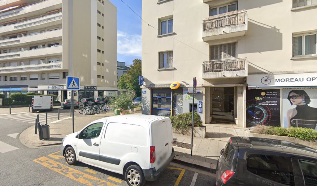 Retrouvez toutes les informations de contacts et horaires d&rsquo;ouverture pour La Poste GRENOBLE STALINGRAD situé à Grenoble dans le département Isère (38). Pour effectuer envoyer vos colis (colissimo, chronopost, suivi colis), une gestion bancaire (banque postal, French Bank), votre courrier [&hellip;]