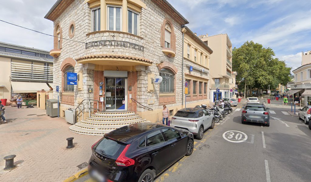 Retrouvez toutes les informations de contacts et horaires d&rsquo;ouverture pour La Poste CAGNES SUR MER RENOIR situé à Cagnes sur mer dans le département Alpes-Maritimes (06). Pour effectuer envoyer vos colis (colissimo, chronopost, suivi colis), une gestion bancaire (banque postal, [&hellip;]